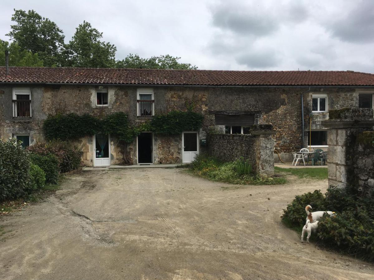 Ferme Gite Equestre En Charente Confolens Exterior foto