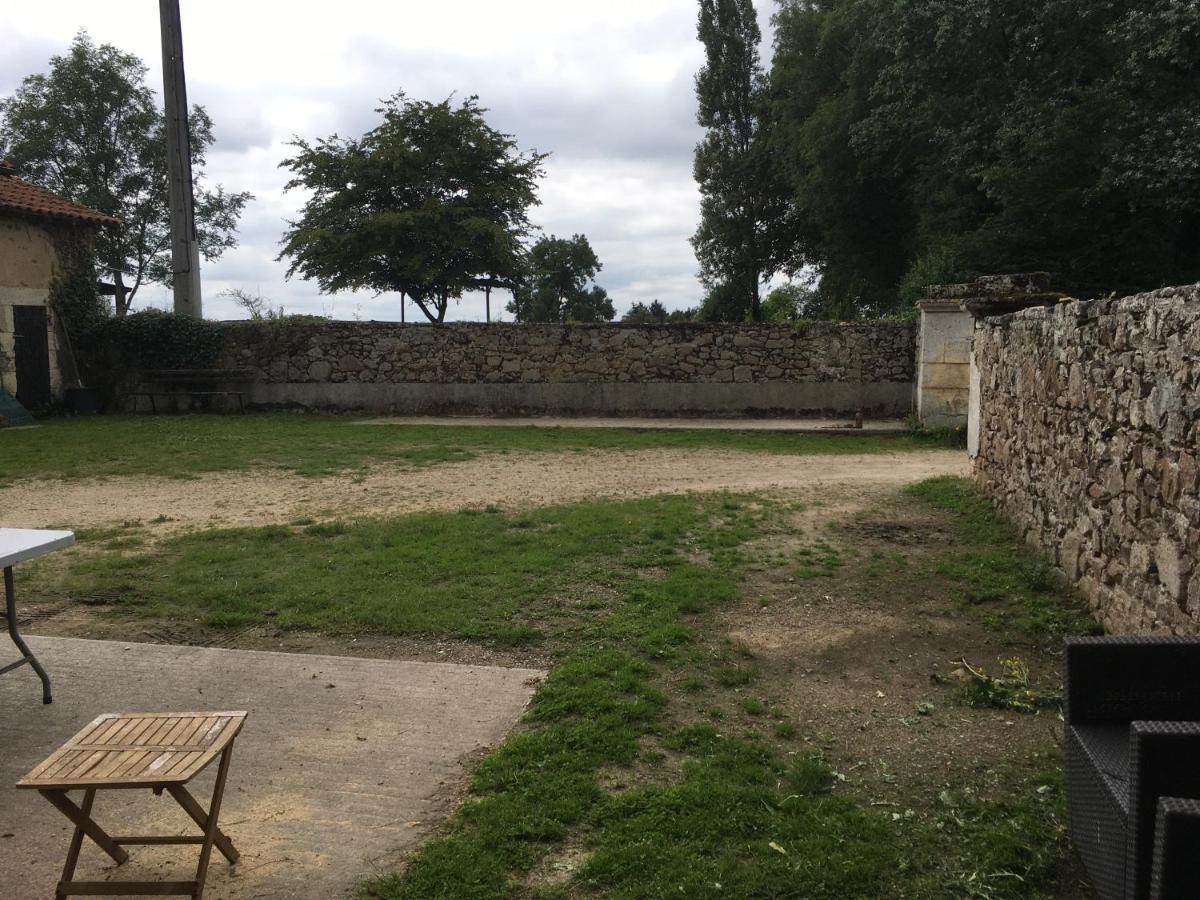 Ferme Gite Equestre En Charente Confolens Exterior foto