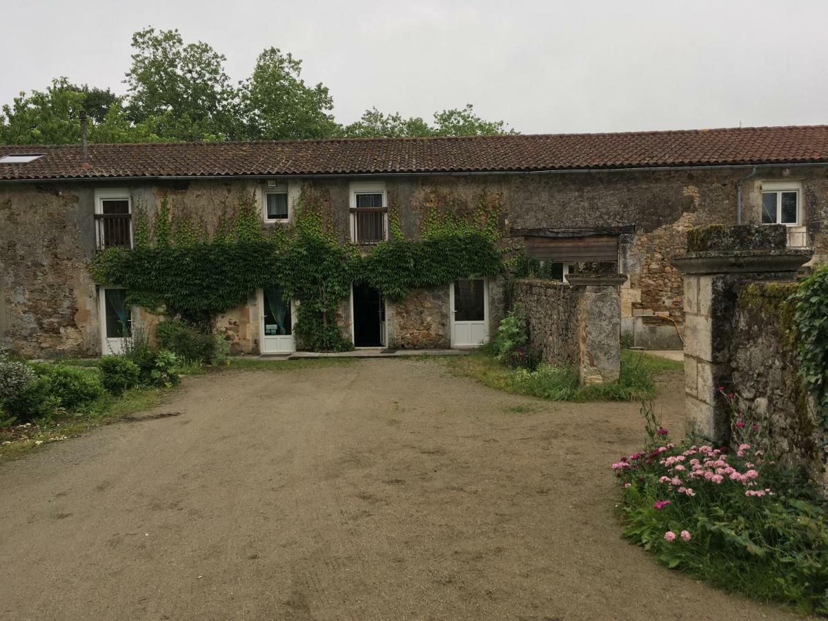 Ferme Gite Equestre En Charente Confolens Exterior foto